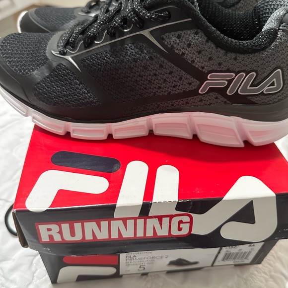 Boys Fila sneakers - Picture 2 of 2